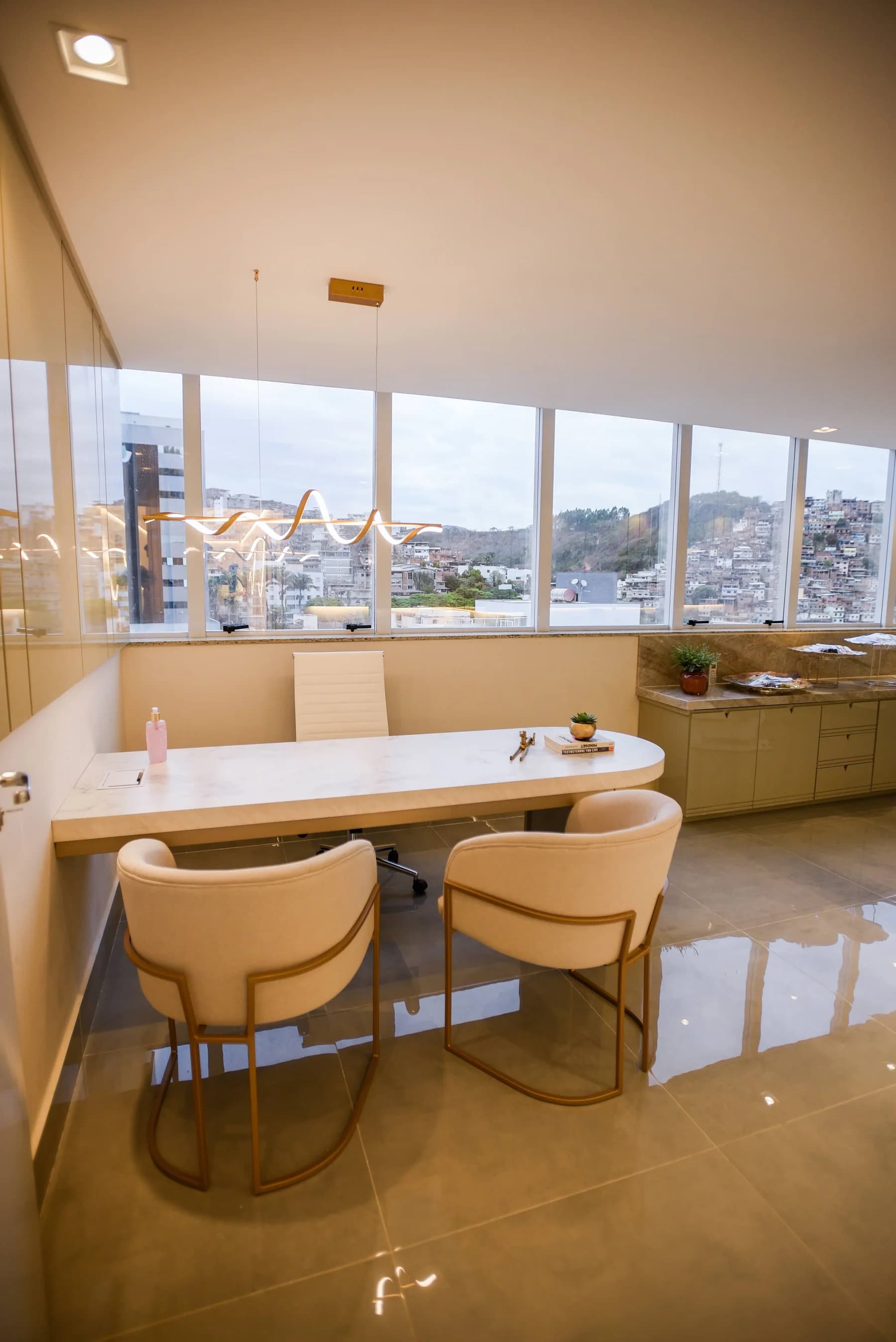Consultório do Instituto Delfos com vista para Manhuaçu