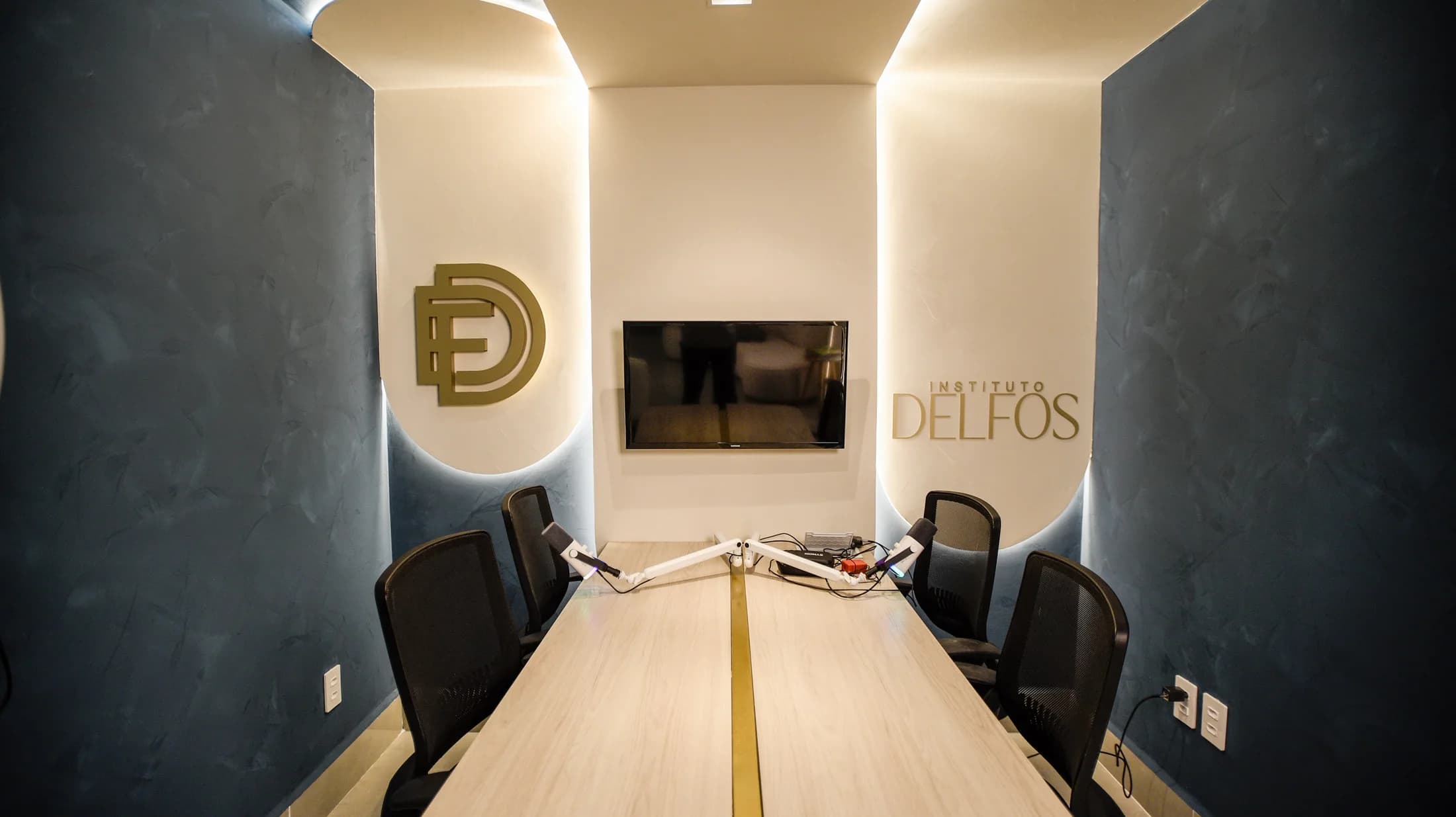 Sala de reunião do Instituto Delfos com marca da clínica